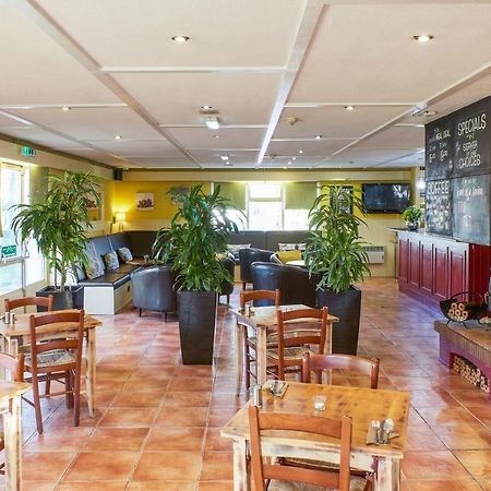 Campanile Hotel Вэйкфильд Экстерьер фото