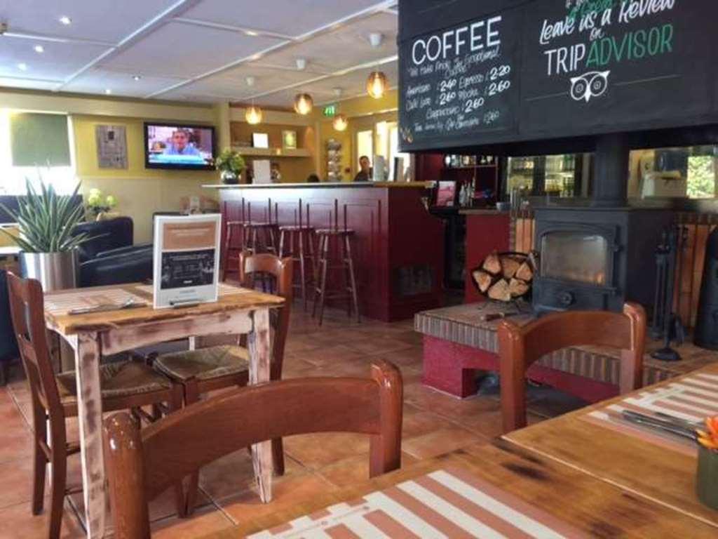 Campanile Hotel Вэйкфильд Ресторан фото