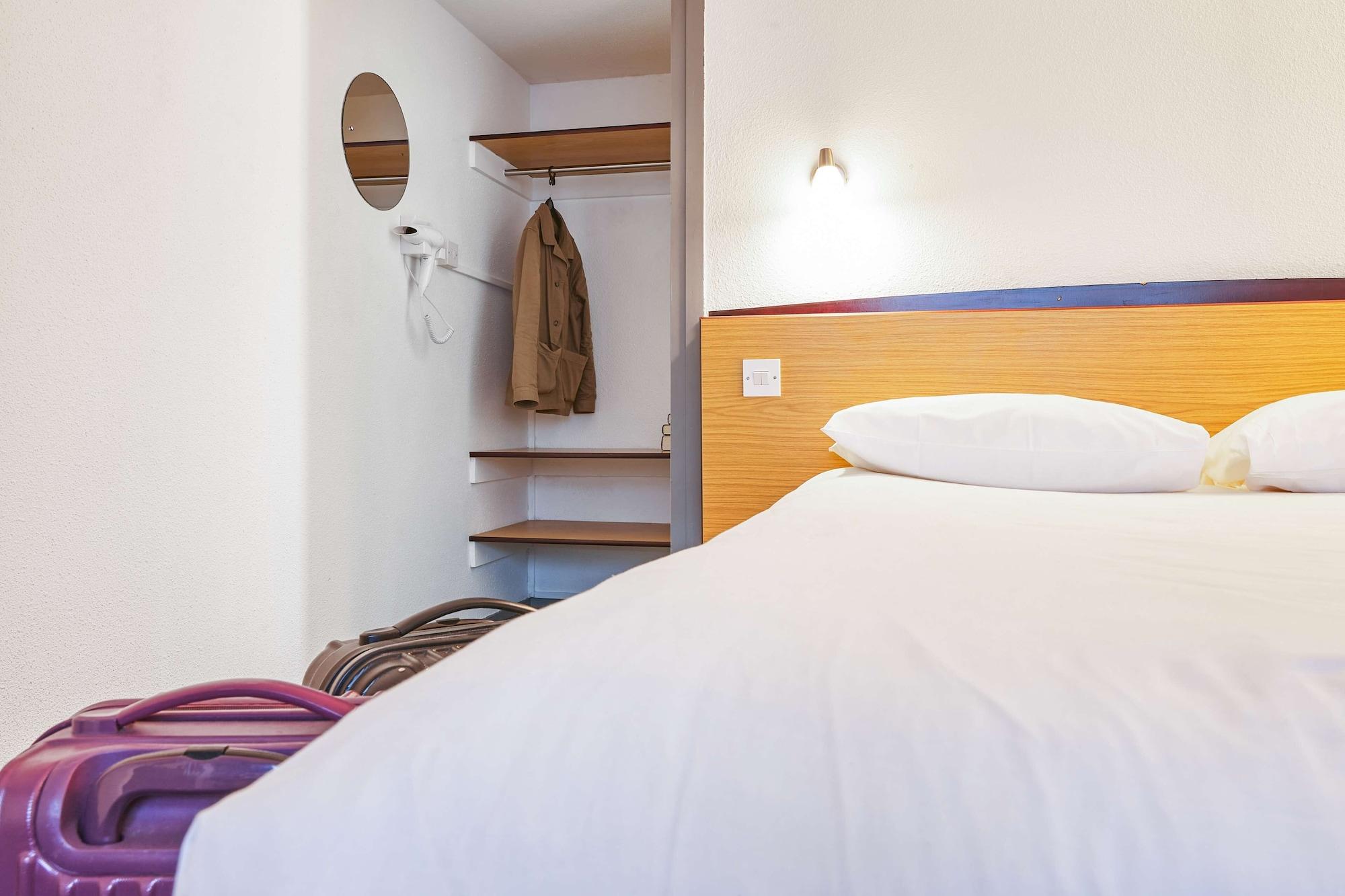 Campanile Hotel Вэйкфильд Экстерьер фото
