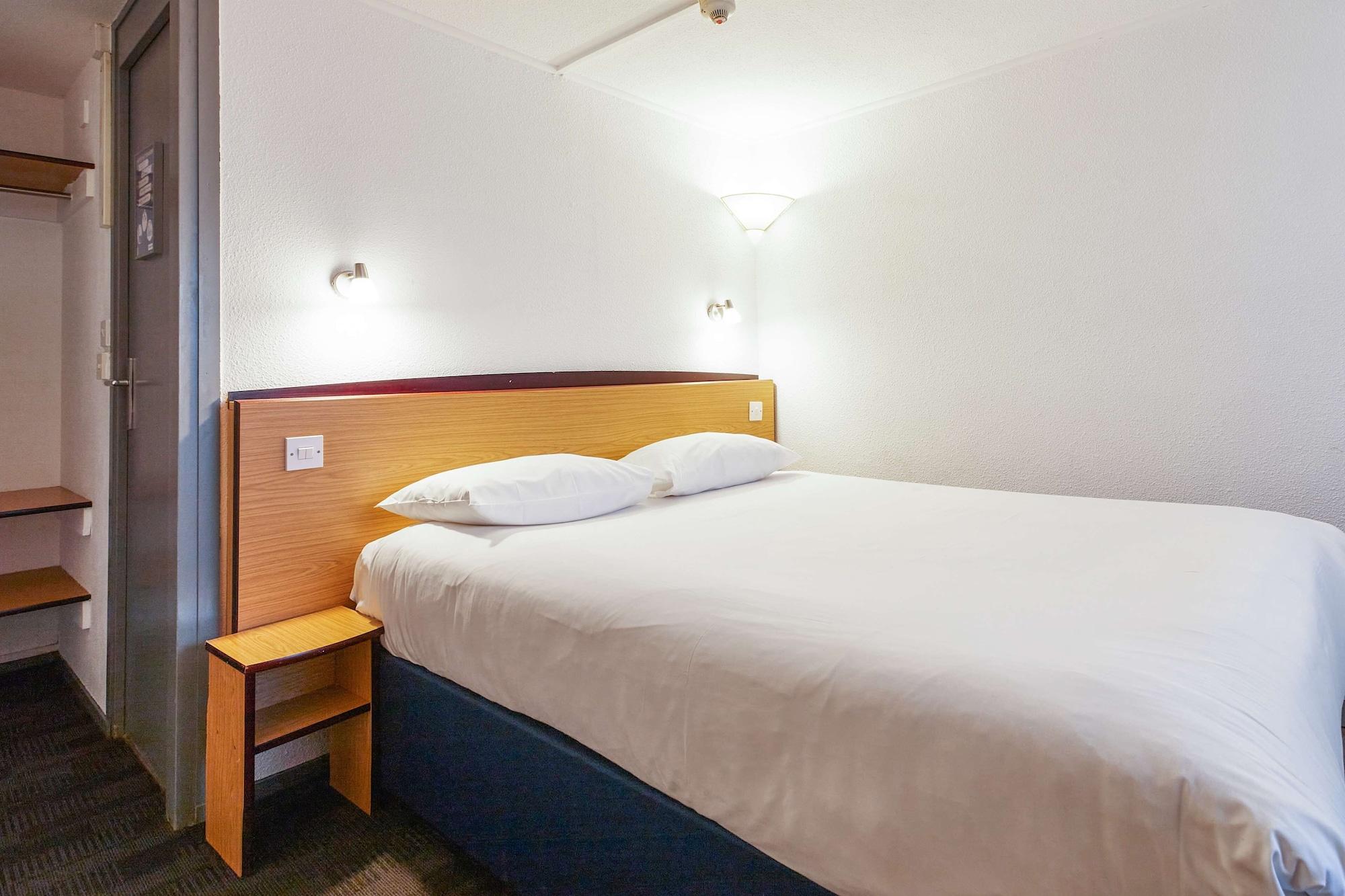 Campanile Hotel Вэйкфильд Экстерьер фото
