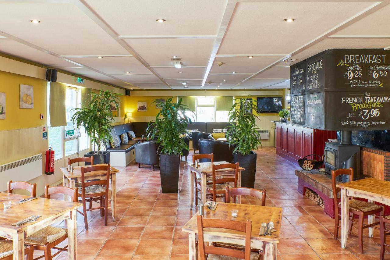 Campanile Hotel Вэйкфильд Экстерьер фото