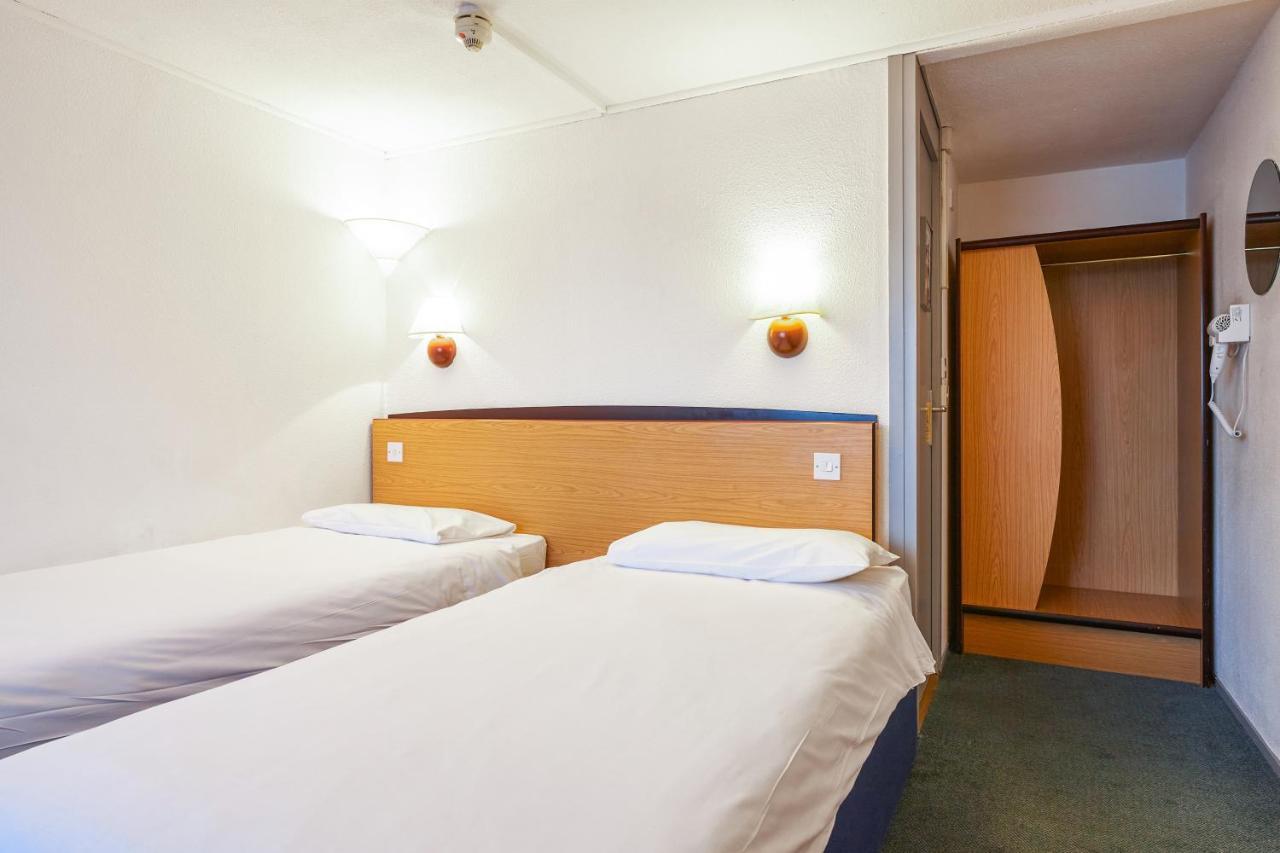 Campanile Hotel Вэйкфильд Экстерьер фото